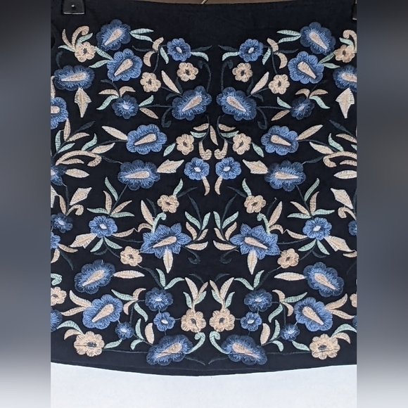 ZARA MINI SKIRT FITSXS EMBROIDERED FLORAL NAVY BLUE LACE UP SIDES BOHO CALI CHIC - Picture 2 of 9